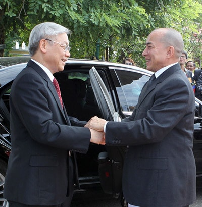 Quốc vương Norodom Sihamoni đón Tổng bí thư Nguyễn Phú Trọng Nhân dân Campuchia đón mừng Đoàn ĐB cấp cao nước ta Quốc vương Norodom Sihamoni đón Tổng bí thư Nguyễn Phú Trọng theo nghi thức cao nhất dành cho nguyên thủ quốc gia Thái thượng hoàng Norodom Sihanouk và Hoàng Thái hậu Norodom Monineath Sihanouk tiếp Tổng bí thư Nguyễn Phú Trọng Quốc vương Norodom Sihamoni đón Tổng bí thư Nguyễn Phú Trọng Quốc vương Norodom Sihamoni mở Quốc yến chiêu đãi trọng thể Tổng bí thư Nguyễn Phú Trọng Thủ tướng Hoàng gia Campuchia Samdech Hun Sen tiếp Tổng bí thư Nguyễn Phú Trọng Dâng hoa tại Đài Độc lập Dâng hoa tại Tượng đài hữu nghị Campuchia - Việt Nam Chủ tịch Thượng viện Samdech Chea Sim tiếp Tổng bí thư Nguyễn Phú Trọng Quyền Chủ tịch Quốc hội Nguon Nhel tiếp Tổng bí thư Nguyễn Phú Trọng Vua sư Tepvong tiếp Tổng bí thư Nguyễn Phú Trọng Vua sư Bukri tiếp Tổng bí thư Nguyễn Phú Trọng Thăm Angkor Wat Tổng bí thư Nguyễn Phú Trọng với cán bộ Đại sứ quán, đại diện cộng đồng người Việt tại Campuchia Thái thượng hoàng Norodom Sihanouk và Hoàng Thái hậu Norodom Monineath Sihanouk với Tổng bí thư Nguyễn Phú Trọng và Đoàn ĐB cấp cao nước ta