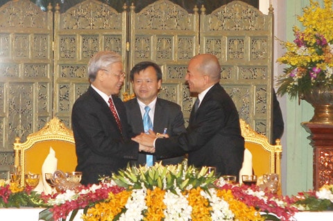 Quốc vương Norodom Sihamoni đón Tổng bí thư Nguyễn Phú Trọng Nhân dân Campuchia đón mừng Đoàn ĐB cấp cao nước ta Quốc vương Norodom Sihamoni đón Tổng bí thư Nguyễn Phú Trọng theo nghi thức cao nhất dành cho nguyên thủ quốc gia Thái thượng hoàng Norodom Sihanouk và Hoàng Thái hậu Norodom Monineath Sihanouk tiếp Tổng bí thư Nguyễn Phú Trọng Quốc vương Norodom Sihamoni đón Tổng bí thư Nguyễn Phú Trọng Quốc vương Norodom Sihamoni mở Quốc yến chiêu đãi trọng thể Tổng bí thư Nguyễn Phú Trọng Thủ tướng Hoàng gia Campuchia Samdech Hun Sen tiếp Tổng bí thư Nguyễn Phú Trọng Dâng hoa tại Đài Độc lập Dâng hoa tại Tượng đài hữu nghị Campuchia - Việt Nam Chủ tịch Thượng viện Samdech Chea Sim tiếp Tổng bí thư Nguyễn Phú Trọng Quyền Chủ tịch Quốc hội Nguon Nhel tiếp Tổng bí thư Nguyễn Phú Trọng Vua sư Tepvong tiếp Tổng bí thư Nguyễn Phú Trọng Vua sư Bukri tiếp Tổng bí thư Nguyễn Phú Trọng Thăm Angkor Wat Tổng bí thư Nguyễn Phú Trọng với cán bộ Đại sứ quán, đại diện cộng đồng người Việt tại Campuchia Thái thượng hoàng Norodom Sihanouk và Hoàng Thái hậu Norodom Monineath Sihanouk với Tổng bí thư Nguyễn Phú Trọng và Đoàn ĐB cấp cao nước ta