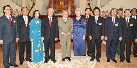 Quốc vương Norodom Sihamoni đón Tổng bí thư Nguyễn Phú Trọng Nhân dân Campuchia đón mừng Đoàn ĐB cấp cao nước ta Quốc vương Norodom Sihamoni đón Tổng bí thư Nguyễn Phú Trọng theo nghi thức cao nhất dành cho nguyên thủ quốc gia Thái thượng hoàng Norodom Sihanouk và Hoàng Thái hậu Norodom Monineath Sihanouk tiếp Tổng bí thư Nguyễn Phú Trọng Quốc vương Norodom Sihamoni đón Tổng bí thư Nguyễn Phú Trọng Quốc vương Norodom Sihamoni mở Quốc yến chiêu đãi trọng thể Tổng bí thư Nguyễn Phú Trọng Thủ tướng Hoàng gia Campuchia Samdech Hun Sen tiếp Tổng bí thư Nguyễn Phú Trọng Dâng hoa tại Đài Độc lập Dâng hoa tại Tượng đài hữu nghị Campuchia - Việt Nam Chủ tịch Thượng viện Samdech Chea Sim tiếp Tổng bí thư Nguyễn Phú Trọng Quyền Chủ tịch Quốc hội Nguon Nhel tiếp Tổng bí thư Nguyễn Phú Trọng Vua sư Tepvong tiếp Tổng bí thư Nguyễn Phú Trọng Vua sư Bukri tiếp Tổng bí thư Nguyễn Phú Trọng Thăm Angkor Wat Tổng bí thư Nguyễn Phú Trọng với cán bộ Đại sứ quán, đại diện cộng đồng người Việt tại Campuchia Thái thượng hoàng Norodom Sihanouk và Hoàng Thái hậu Norodom Monineath Sihanouk với Tổng bí thư Nguyễn Phú Trọng và Đoàn ĐB cấp cao nước ta