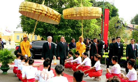 Quốc vương Norodom Sihamoni đón Tổng bí thư Nguyễn Phú Trọng Nhân dân Campuchia đón mừng Đoàn ĐB cấp cao nước ta Quốc vương Norodom Sihamoni đón Tổng bí thư Nguyễn Phú Trọng theo nghi thức cao nhất dành cho nguyên thủ quốc gia Thái thượng hoàng Norodom Sihanouk và Hoàng Thái hậu Norodom Monineath Sihanouk tiếp Tổng bí thư Nguyễn Phú Trọng Quốc vương Norodom Sihamoni đón Tổng bí thư Nguyễn Phú Trọng Quốc vương Norodom Sihamoni mở Quốc yến chiêu đãi trọng thể Tổng bí thư Nguyễn Phú Trọng Thủ tướng Hoàng gia Campuchia Samdech Hun Sen tiếp Tổng bí thư Nguyễn Phú Trọng Dâng hoa tại Đài Độc lập Dâng hoa tại Tượng đài hữu nghị Campuchia - Việt Nam Chủ tịch Thượng viện Samdech Chea Sim tiếp Tổng bí thư Nguyễn Phú Trọng Quyền Chủ tịch Quốc hội Nguon Nhel tiếp Tổng bí thư Nguyễn Phú Trọng Vua sư Tepvong tiếp Tổng bí thư Nguyễn Phú Trọng Vua sư Bukri tiếp Tổng bí thư Nguyễn Phú Trọng Thăm Angkor Wat Tổng bí thư Nguyễn Phú Trọng với cán bộ Đại sứ quán, đại diện cộng đồng người Việt tại Campuchia Thái thượng hoàng Norodom Sihanouk và Hoàng Thái hậu Norodom Monineath Sihanouk với Tổng bí thư Nguyễn Phú Trọng và Đoàn ĐB cấp cao nước ta