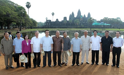 Quốc vương Norodom Sihamoni đón Tổng bí thư Nguyễn Phú Trọng Nhân dân Campuchia đón mừng Đoàn ĐB cấp cao nước ta Quốc vương Norodom Sihamoni đón Tổng bí thư Nguyễn Phú Trọng theo nghi thức cao nhất dành cho nguyên thủ quốc gia Thái thượng hoàng Norodom Sihanouk và Hoàng Thái hậu Norodom Monineath Sihanouk tiếp Tổng bí thư Nguyễn Phú Trọng Quốc vương Norodom Sihamoni đón Tổng bí thư Nguyễn Phú Trọng Quốc vương Norodom Sihamoni mở Quốc yến chiêu đãi trọng thể Tổng bí thư Nguyễn Phú Trọng Thủ tướng Hoàng gia Campuchia Samdech Hun Sen tiếp Tổng bí thư Nguyễn Phú Trọng Dâng hoa tại Đài Độc lập Dâng hoa tại Tượng đài hữu nghị Campuchia - Việt Nam Chủ tịch Thượng viện Samdech Chea Sim tiếp Tổng bí thư Nguyễn Phú Trọng Quyền Chủ tịch Quốc hội Nguon Nhel tiếp Tổng bí thư Nguyễn Phú Trọng Vua sư Tepvong tiếp Tổng bí thư Nguyễn Phú Trọng Vua sư Bukri tiếp Tổng bí thư Nguyễn Phú Trọng Thăm Angkor Wat Tổng bí thư Nguyễn Phú Trọng với cán bộ Đại sứ quán, đại diện cộng đồng người Việt tại Campuchia Thái thượng hoàng Norodom Sihanouk và Hoàng Thái hậu Norodom Monineath Sihanouk với Tổng bí thư Nguyễn Phú Trọng và Đoàn ĐB cấp cao nước ta