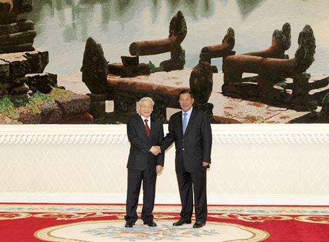 Quốc vương Norodom Sihamoni đón Tổng bí thư Nguyễn Phú Trọng Nhân dân Campuchia đón mừng Đoàn ĐB cấp cao nước ta Quốc vương Norodom Sihamoni đón Tổng bí thư Nguyễn Phú Trọng theo nghi thức cao nhất dành cho nguyên thủ quốc gia Thái thượng hoàng Norodom Sihanouk và Hoàng Thái hậu Norodom Monineath Sihanouk tiếp Tổng bí thư Nguyễn Phú Trọng Quốc vương Norodom Sihamoni đón Tổng bí thư Nguyễn Phú Trọng Quốc vương Norodom Sihamoni mở Quốc yến chiêu đãi trọng thể Tổng bí thư Nguyễn Phú Trọng Thủ tướng Hoàng gia Campuchia Samdech Hun Sen tiếp Tổng bí thư Nguyễn Phú Trọng Dâng hoa tại Đài Độc lập Dâng hoa tại Tượng đài hữu nghị Campuchia - Việt Nam Chủ tịch Thượng viện Samdech Chea Sim tiếp Tổng bí thư Nguyễn Phú Trọng Quyền Chủ tịch Quốc hội Nguon Nhel tiếp Tổng bí thư Nguyễn Phú Trọng Vua sư Tepvong tiếp Tổng bí thư Nguyễn Phú Trọng Vua sư Bukri tiếp Tổng bí thư Nguyễn Phú Trọng Thăm Angkor Wat Tổng bí thư Nguyễn Phú Trọng với cán bộ Đại sứ quán, đại diện cộng đồng người Việt tại Campuchia Thái thượng hoàng Norodom Sihanouk và Hoàng Thái hậu Norodom Monineath Sihanouk với Tổng bí thư Nguyễn Phú Trọng và Đoàn ĐB cấp cao nước ta