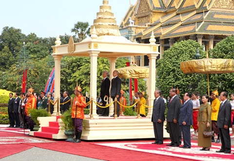 Quốc vương Norodom Sihamoni đón Tổng bí thư Nguyễn Phú Trọng Nhân dân Campuchia đón mừng Đoàn ĐB cấp cao nước ta Quốc vương Norodom Sihamoni đón Tổng bí thư Nguyễn Phú Trọng theo nghi thức cao nhất dành cho nguyên thủ quốc gia Thái thượng hoàng Norodom Sihanouk và Hoàng Thái hậu Norodom Monineath Sihanouk tiếp Tổng bí thư Nguyễn Phú Trọng Quốc vương Norodom Sihamoni đón Tổng bí thư Nguyễn Phú Trọng Quốc vương Norodom Sihamoni mở Quốc yến chiêu đãi trọng thể Tổng bí thư Nguyễn Phú Trọng Thủ tướng Hoàng gia Campuchia Samdech Hun Sen tiếp Tổng bí thư Nguyễn Phú Trọng Dâng hoa tại Đài Độc lập Dâng hoa tại Tượng đài hữu nghị Campuchia - Việt Nam Chủ tịch Thượng viện Samdech Chea Sim tiếp Tổng bí thư Nguyễn Phú Trọng Quyền Chủ tịch Quốc hội Nguon Nhel tiếp Tổng bí thư Nguyễn Phú Trọng Vua sư Tepvong tiếp Tổng bí thư Nguyễn Phú Trọng Vua sư Bukri tiếp Tổng bí thư Nguyễn Phú Trọng Thăm Angkor Wat Tổng bí thư Nguyễn Phú Trọng với cán bộ Đại sứ quán, đại diện cộng đồng người Việt tại Campuchia Thái thượng hoàng Norodom Sihanouk và Hoàng Thái hậu Norodom Monineath Sihanouk với Tổng bí thư Nguyễn Phú Trọng và Đoàn ĐB cấp cao nước ta
