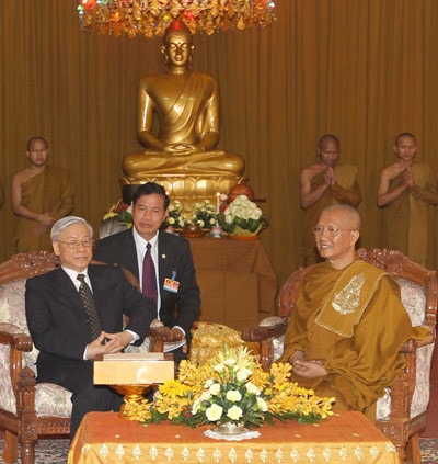 Quốc vương Norodom Sihamoni đón Tổng bí thư Nguyễn Phú Trọng Nhân dân Campuchia đón mừng Đoàn ĐB cấp cao nước ta Quốc vương Norodom Sihamoni đón Tổng bí thư Nguyễn Phú Trọng theo nghi thức cao nhất dành cho nguyên thủ quốc gia Thái thượng hoàng Norodom Sihanouk và Hoàng Thái hậu Norodom Monineath Sihanouk tiếp Tổng bí thư Nguyễn Phú Trọng Quốc vương Norodom Sihamoni đón Tổng bí thư Nguyễn Phú Trọng Quốc vương Norodom Sihamoni mở Quốc yến chiêu đãi trọng thể Tổng bí thư Nguyễn Phú Trọng Thủ tướng Hoàng gia Campuchia Samdech Hun Sen tiếp Tổng bí thư Nguyễn Phú Trọng Dâng hoa tại Đài Độc lập Dâng hoa tại Tượng đài hữu nghị Campuchia - Việt Nam Chủ tịch Thượng viện Samdech Chea Sim tiếp Tổng bí thư Nguyễn Phú Trọng Quyền Chủ tịch Quốc hội Nguon Nhel tiếp Tổng bí thư Nguyễn Phú Trọng Vua sư Tepvong tiếp Tổng bí thư Nguyễn Phú Trọng Vua sư Bukri tiếp Tổng bí thư Nguyễn Phú Trọng Thăm Angkor Wat Tổng bí thư Nguyễn Phú Trọng với cán bộ Đại sứ quán, đại diện cộng đồng người Việt tại Campuchia Thái thượng hoàng Norodom Sihanouk và Hoàng Thái hậu Norodom Monineath Sihanouk với Tổng bí thư Nguyễn Phú Trọng và Đoàn ĐB cấp cao nước ta