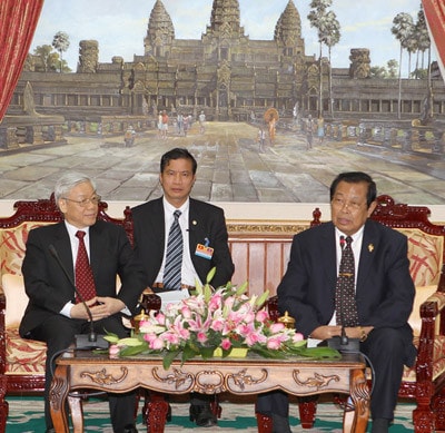 Quốc vương Norodom Sihamoni đón Tổng bí thư Nguyễn Phú Trọng Nhân dân Campuchia đón mừng Đoàn ĐB cấp cao nước ta Quốc vương Norodom Sihamoni đón Tổng bí thư Nguyễn Phú Trọng theo nghi thức cao nhất dành cho nguyên thủ quốc gia Thái thượng hoàng Norodom Sihanouk và Hoàng Thái hậu Norodom Monineath Sihanouk tiếp Tổng bí thư Nguyễn Phú Trọng Quốc vương Norodom Sihamoni đón Tổng bí thư Nguyễn Phú Trọng Quốc vương Norodom Sihamoni mở Quốc yến chiêu đãi trọng thể Tổng bí thư Nguyễn Phú Trọng Thủ tướng Hoàng gia Campuchia Samdech Hun Sen tiếp Tổng bí thư Nguyễn Phú Trọng Dâng hoa tại Đài Độc lập Dâng hoa tại Tượng đài hữu nghị Campuchia - Việt Nam Chủ tịch Thượng viện Samdech Chea Sim tiếp Tổng bí thư Nguyễn Phú Trọng Quyền Chủ tịch Quốc hội Nguon Nhel tiếp Tổng bí thư Nguyễn Phú Trọng Vua sư Tepvong tiếp Tổng bí thư Nguyễn Phú Trọng Vua sư Bukri tiếp Tổng bí thư Nguyễn Phú Trọng Thăm Angkor Wat Tổng bí thư Nguyễn Phú Trọng với cán bộ Đại sứ quán, đại diện cộng đồng người Việt tại Campuchia Thái thượng hoàng Norodom Sihanouk và Hoàng Thái hậu Norodom Monineath Sihanouk với Tổng bí thư Nguyễn Phú Trọng và Đoàn ĐB cấp cao nước ta