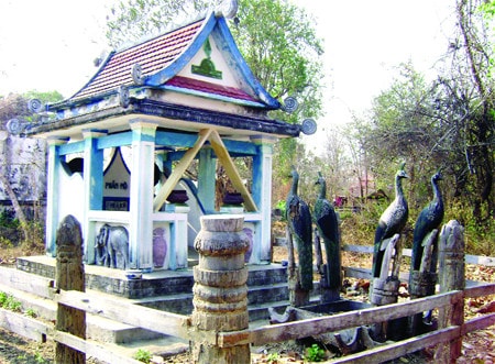 Tượng nhà mồ hình chim công tại khu nghĩa địa của các Gru (dũng sỹ săn voi), xã Krông Na, huyện Buôn Đôn