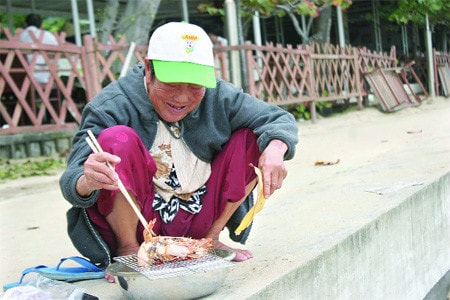 Dì Bảy bẻ lá bàng quạt tôm