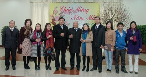 Chủ tịch QH Nguyễn Sinh Hùng gặp mặt đầu xuân với cán bộ VPQH Ảnh: Mạnh Dũng