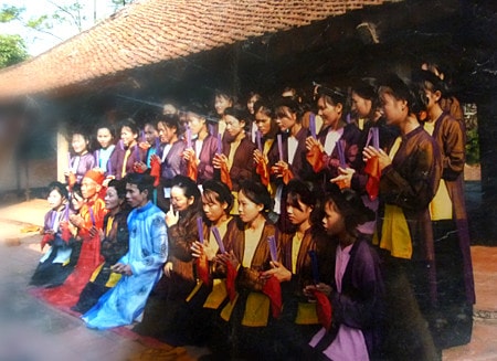 Bà Lan (hàng dưới, thứ 4 từ trái sang) và câu lạc bộ hát Dô xã Liệp Tuyết.