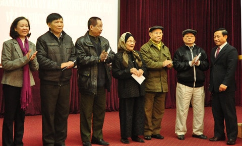 Đoàn giám sát tặng quà cho gia đình chính sách quận Cầu giấy