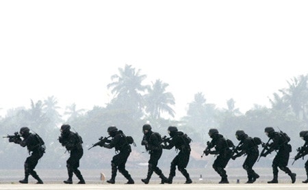 Các thành viên đơn vị chống khủng bố của Indonesia đang diễn tập Nguồn: CFR