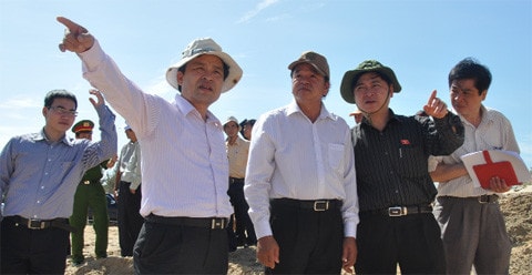 Chủ nhiệm Ủy ban Khoa học, Công nghệ và Môi trường Phan Xuân Dũng khảo sát thực địa...