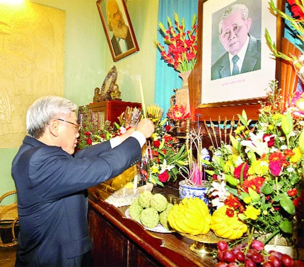 Tổng bí thư Nguyễn Phú Trọng dâng hương tưởng niệm cố Tổng bí thư Lê Duẩn tại nhà riêng Ảnh: Trí Dũng
