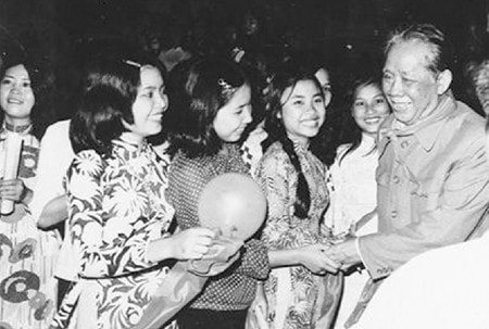 Cố Tổng bí thư Lê Duẩn vớái thanh niên Hà Nội năm 1982 ảnh: Phạm Yên