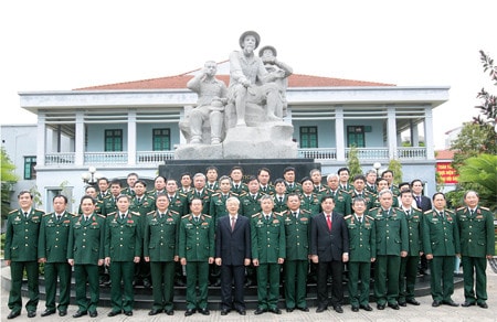 Tổng bí thư Nguyễn Phú Trọng với lãnh đạo Tổng cục II, Bộ Quốc phòng Ảnh : Trí Dũng