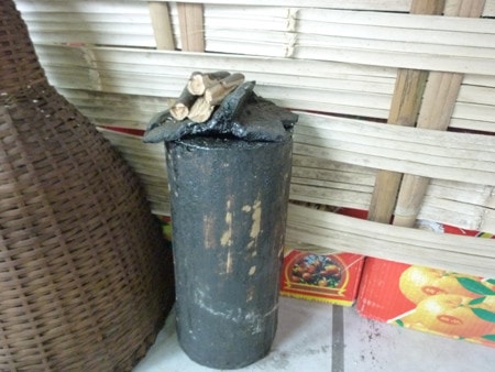 Dụng cụ để nhuộm răng của người Lự