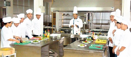 Đào tạo kỹ năng du lịch qua thực tế công việc ảnh 1