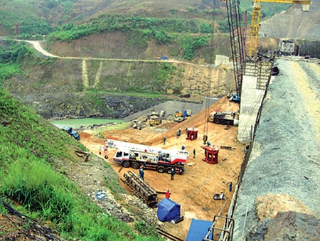 Công trường tuyến đập chính trong những ngày thi công