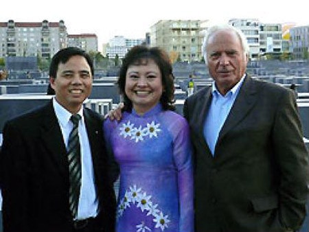 Perry Kretz với vợ chồng Kim Phúc