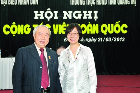 Gs.Ts Thaveeporn Vasavakul với nguyên Chủ nhiệm Ủy ban Đối ngoại Vũ Mão tại Hội nghị cộng tác viên toàn quốc Báo ĐBND ở Quảng Trị Ảnh: Lâm Hiển
