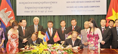 Chủ tịch QH Nguyễn Sinh Hùng và Chủ tịch QH Vương quốc Campuchia Samdech Heng Samrin ký thỏa thuận hợp tác giữa hai Quốc hội