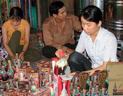 Chương trình khuyến công đã hỗ trợ Làng nghề truyền thống rượu Bàu Đá Nhơn Lộc phát triển Nguồn: baobinhdinh.com.vn