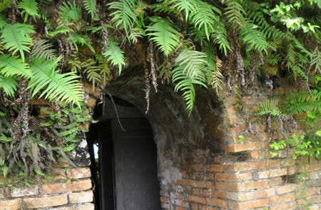 Cửa chính nhà bia