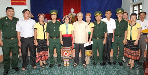 Tổng bí thư Nguyễn Phú Trọng với cán bộ, chiến sỹ biên phòng xã Môn Sơn, Con Cuông, Nghệ An Ảnh: Trí Dũng