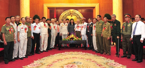 Phó chủ tịch QH Tòng Thị Phóng với Đoàn đại biểu Hội chiến sỹ cách mạng bị địch bắt tù đày tỉnh Nghệ An