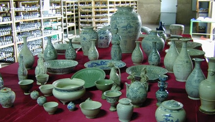 Một số cổ vật trong tàu cổ tại vùng biển Cù Lao Chàm