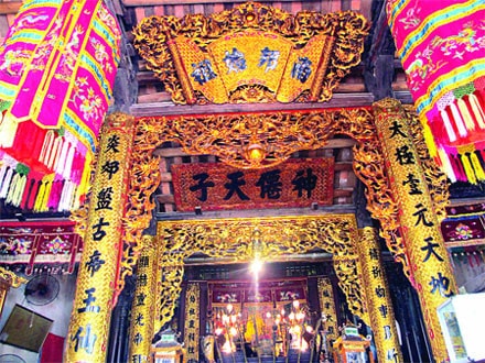 Đền thờ Kinh Dương Vương còn lưu giữ được một số hoành phi, câu đối và 18 sắc phong