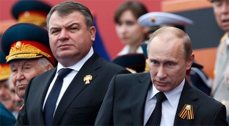 Tổng thống Nga Vladimir Putin (phải) cùng cựu Bộ trưởng Quốc phòng Anatoly Serdyukov (trái) Nguồn: AP