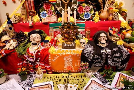 Bàn thờ truyền thống của người Mexico
