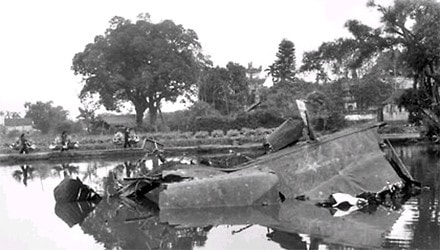 Xác B52 bị bắn rơi đêm 27.12.1972 tại làng Ngọc Hà, Hà Nội Ảnh: TL