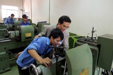 Giáo viên đang hướng dẫn học viên thực hành kỹ thuật tiện định hình Ảnh: Hoa Lê
