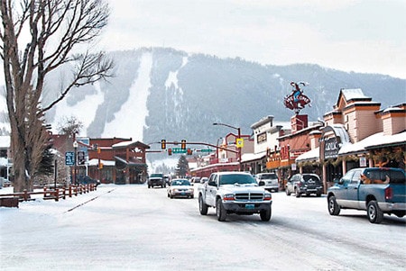 Thị trấn Jackson, Wyoming Trượt tuyết trên mặt hồ Jackson hướng tới núi Moran cao 3.842m