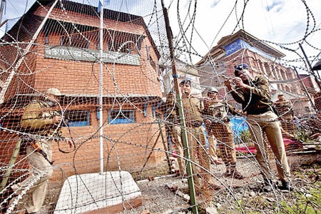 Binh lính Ấn Độ canh gác ở Srinagar, điểm nóng trong tranh chấp lãnh thổ giữa Pakistan và Ấn Độ. Srinagar hiện thuộc kiểm soát của bên Ấn Độ