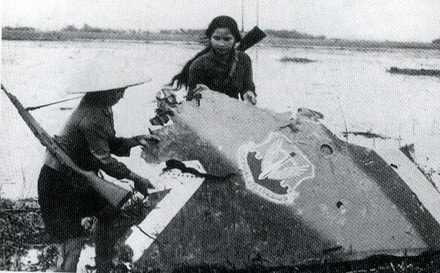 B52 phơi xác trên cánh đồng Hà Nội