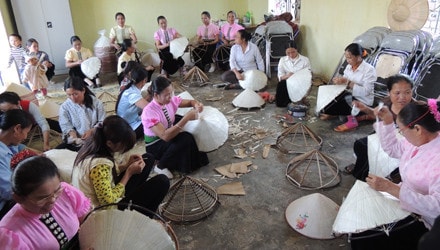 Lớp học đan nón lá tại Nhà văn hoá Bản Áng 2, xã Đông Sang, Mộc Châu, Sơn La