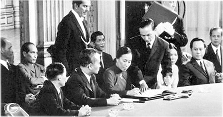 Bộ trưởng Bộ Ngoại giao Nguyễn Thị Bình thay mặt Chính phủ cách mạng lâm thời CHMNVN ký Hiệp định Paris, 27.1.1973