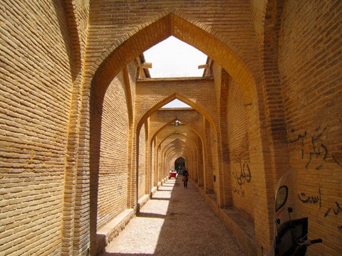 Phế tích cung điện xưa ở Persepolis Lối vào chợ Ba Tư ở Shiraz