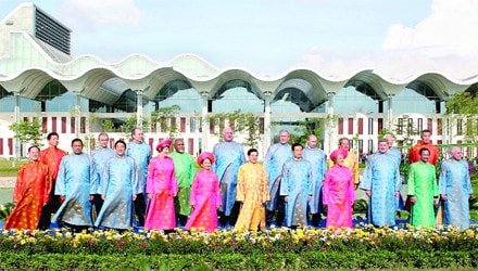 Nguyên thủ các nước trong lễ phục áo dài Việt Nam tại Hội nghị APEC 2006