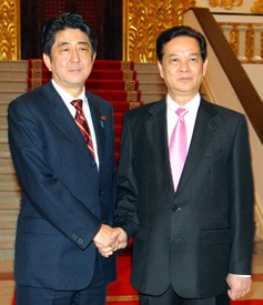 Tổng bí thư Nguyễn Phú Trọng tiếp Thủ tướng Nhật Bản Shinzo Abe Thủ tướng Nguyễn Tấn Dũng đón Thủ tướng Nhật Bản Shinzo Abe Ảnh: Trí Dũng Ảnh: Nhật Bắc