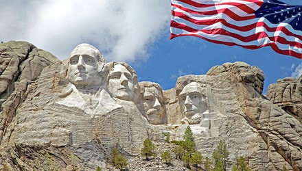 Tượng của 4 nhà lập quốc Hoa Kỳ được khắc trên đỉnh núi Rushmore