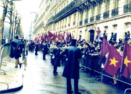 Việt kiều và bạn bè quốc tế chờ đón đoàn Ngoại giao Việt Nam sang ký Hiệp định Paris trên phố Kléber