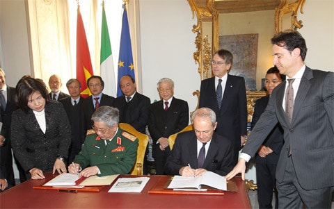 Tổng bí thư Nguyễn Phú Trọng chứng kiến Lễ ký văn kiện hợp tác Việt Nam - Italy Ảnh: Trí Dũng