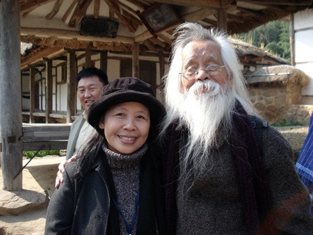 Nhà văn Lê Minh Khuê (bên trái) và một nhà văn Malaysia trong liên hoan văn học ở Hàn Quốc, 2008