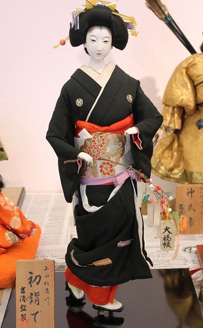 Búp bê Hatsumode, hình ảnh một cô gái đi lễ chùa đầu xuân