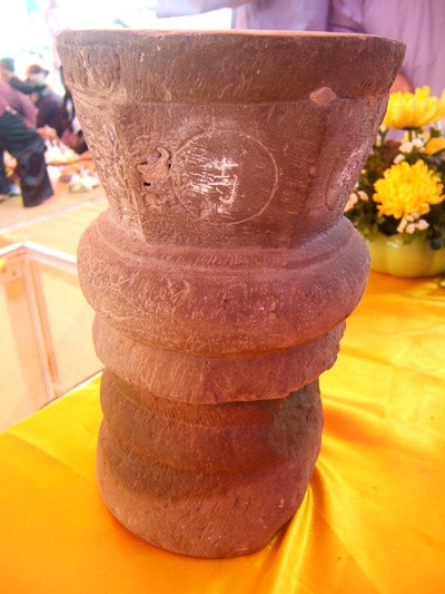 Bình hương bằng đá cổ tại chùa Càn Nguyên