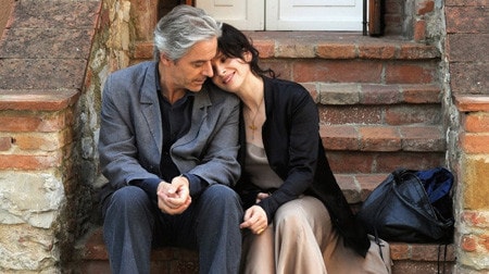 Juliette Binoche (bên phải) trong phim Copie conforme